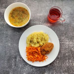 Dieta podstawowa  Zupa brokułowa z ryżem Kotlet z jaj Ziemniaki z koperkiem gotowane Surówka z marchwi i jabłka Kompot owocowy z jabłkami Sos koperkowy